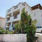 Yiannis 4 *